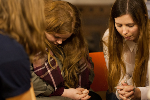 How to pray two praying girls